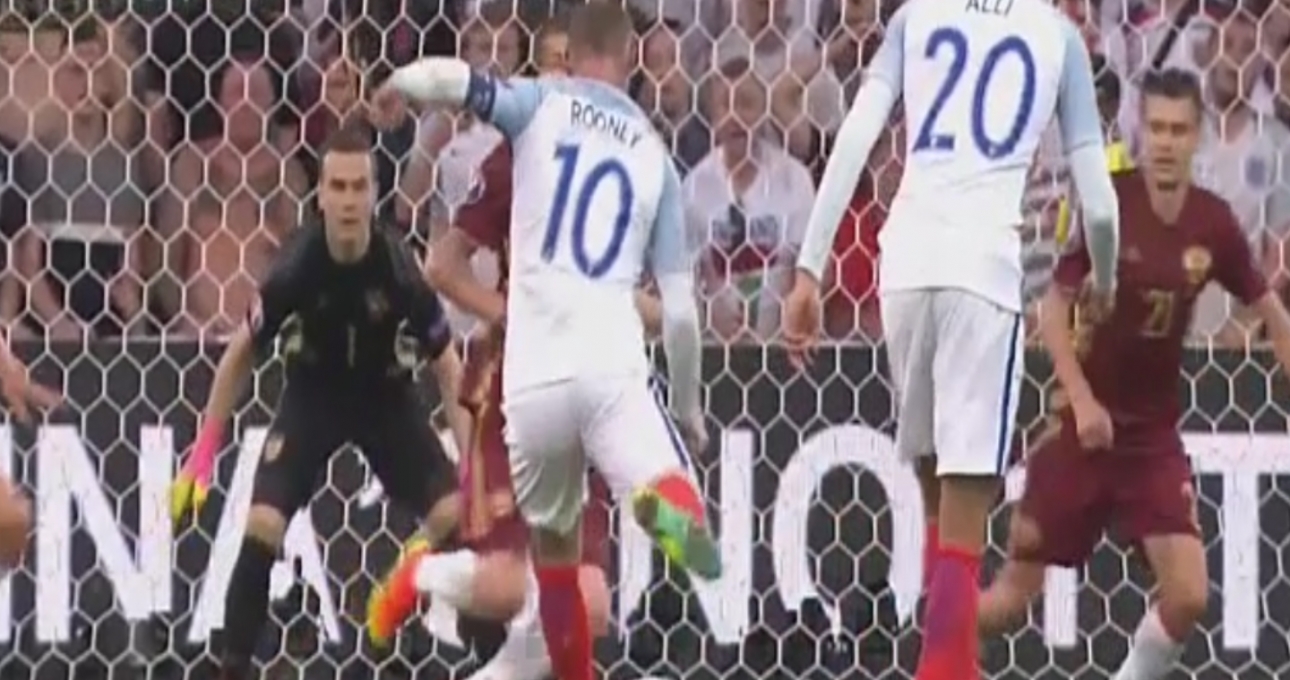 Rooney ra chân cực nhanh nhưng không thắng được thủ thành Akinfeev